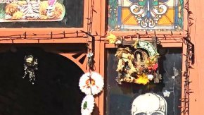 Durante 10 días, Isabel Hernández transforma su jardín en un enorme altar de Día de los muertos. (Mauricio Peña / Block Club Chicago)
