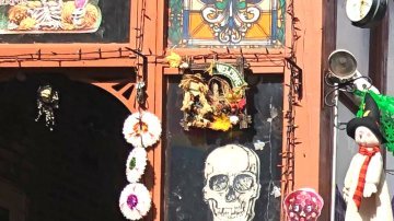 Durante 10 días, Isabel Hernández transforma su jardín en un enorme altar de Día de los muertos. (Mauricio Peña / Block Club Chicago)