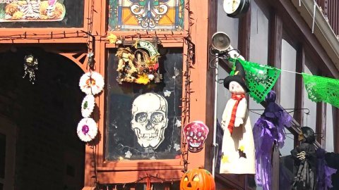 Durante 10 días, Isabel Hernández transforma su jardín en un enorme altar de Día de los muertos. (Mauricio Peña / Block Club Chicago)