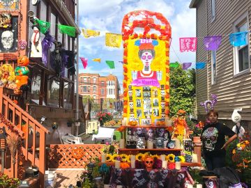 Durante 10 días, Isabel Hernández transforma su jardín en un enorme altar de Día de los muertos. (Mauricio Peña / Block Club Chicago)