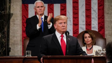 El presidente Donald Trump con el vicepresidente Mike Pence y la líder de la Cámara, Nancy Pelosi.