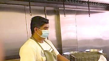 Vendedores ambulantes de Chicago preparan tamales en su cocina compartida establecida en el barrio de North Lawndale en Chicago. Foto: Cortesía SVAC