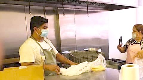 Vendedores ambulantes de Chicago preparan tamales en su cocina compartida establecida en el barrio de North Lawndale en Chicago. Foto: Cortesía SVAC