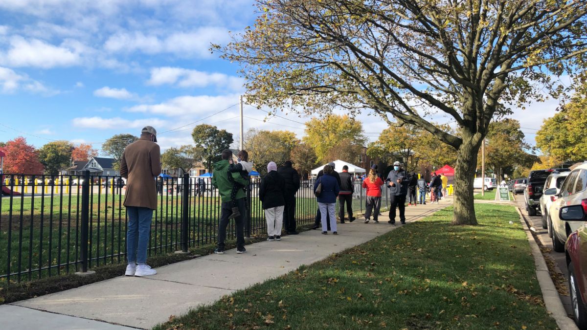 El sábado pasado, docenas de personas hicieron fila para hacerse la prueba de COVID-19 en la iglesia católica Santa Clara de Montefalco, ubicada en Gage Park, desde antes de las 10 am. (Mauricio Peña/Block Club Chicago)