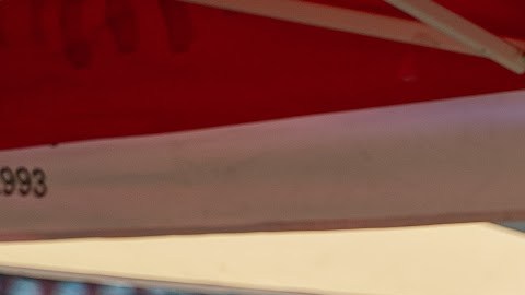 Carmen Solano de Carrier, presidenta de MHOA, entrega pavos a familias hispanas.