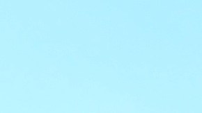 Gregorio Estrada, originario de México, vende tamales, botellas de agua y sodas afuera del mercado de pulgas Swap-O-Rama en Back of the Yards. (Belhú Sanabria / La Raza)