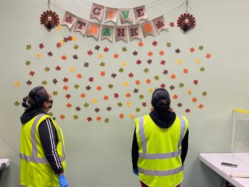 Trabajadores esenciales de Chicago y su ‘Muro de los Agradecimientos’. Foto (Cortesía Claudia Lira)