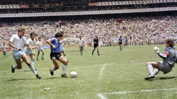 El momento exacto del gol del siglo: Diego Maradona volvió locos a los ingleses.