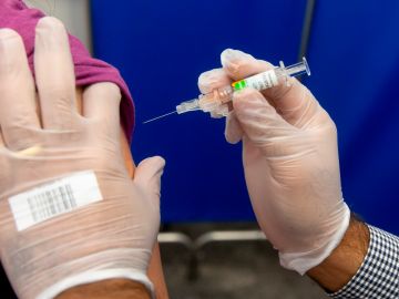 Funcionarios de FDA se han comprometido a no lanzar vacuna que no esté probada.