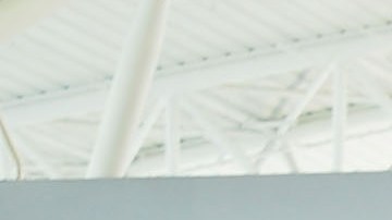 Viajeros en la terminal de American Airlines del aeropuerto John F. Kennedy de Nueva York que a partir de agosto no ofrecerá viajes a San Juan, Puerto Rico.