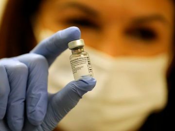 La aplicación de vacunas contra el covid-19 ya está en marcha en muchos países, al tiempo que surgen nuevas cepas.