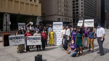 La campaña ‘Defenders for All’ busca dar representación legal y asesoría de inmigración a todo inmigrante que enfrente un proceso judicial. (Cortesía Oficina Comisionada Alma Anaya)