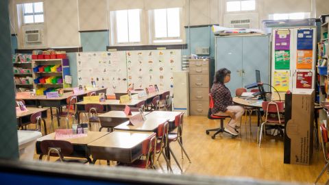 El distrito escolar más grande de Illinois fue categorizado en el segundo nivel de necesidad financiera y ya no como uno de los distritos escolares más necesitados del estado. (Michelle Kanaar / WBEZ)