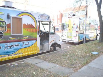 Sus dos camiones de comida ambulante sacarán adelante a los hermanos Néstor y Ulpiano Correa, emprendedores latinos de Chicago. (Belhú Sanabria / La Raza)