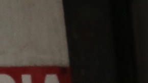 Dueños de lo ajeno roban dinero de un cajero ATM y huyen del lugar en una camioneta negra.