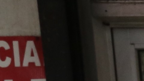 Dueños de lo ajeno roban dinero de un cajero ATM y huyen del lugar en una camioneta negra.