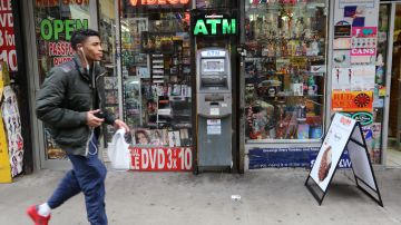 Dueños de lo ajeno roban dinero de un cajero ATM y huyen del lugar en una camioneta negra.