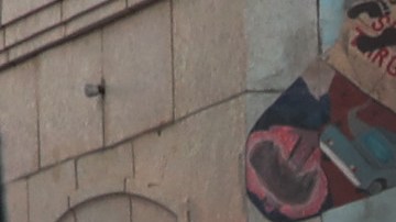 Un mural en el barrio de Pilsen proclama que ningún ser humano es ilegal y pide la legalización de los indocumentados. (Getty Images)