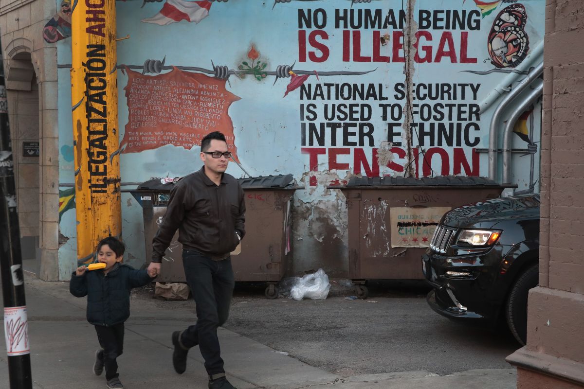 Un mural en el barrio de Pilsen proclama que ningún ser humano es ilegal y pide la legalización de los indocumentados. (Getty Images)