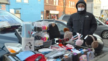 Óscar Pérez sostiene a su familia con la venta ambulante en Chicago. (Belhú Sanabria / La Raza)