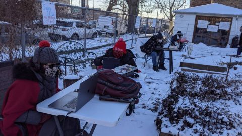 Maestros de Chicago dan clases en línea afuera de las escuelas para exigir que no se regrese a las clases presenciales hasta que no haya con CPS un acuerdo de seguridad contra el covid-19 en los planteles. (Facebook/CTU)