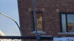 Maestros de Chicago dan clases en línea afuera de las escuelas para exigir que no se regrese a las clases presenciales hasta que no haya con CPS un acuerdo de seguridad contra el covid-19 en los planteles. (Facebook/CTU)