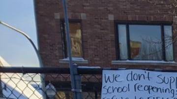 Maestros de Chicago dan clases en línea afuera de las escuelas para exigir que no se regrese a las clases presenciales hasta que no haya con CPS un acuerdo de seguridad contra el covid-19 en los planteles. (Facebook/CTU)