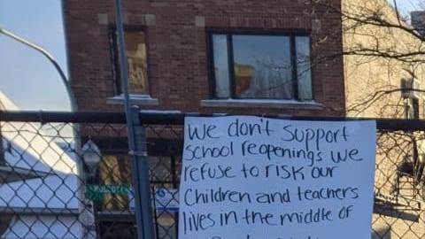 Maestros de Chicago dan clases en línea afuera de las escuelas para exigir que no se regrese a las clases presenciales hasta que no haya con CPS un acuerdo de seguridad contra el covid-19 en los planteles. (Facebook/CTU)