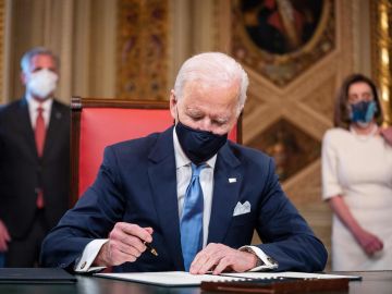 El presidente Joe Biden firmó 17 órdenes ejecutivas el primer día de su mandato.