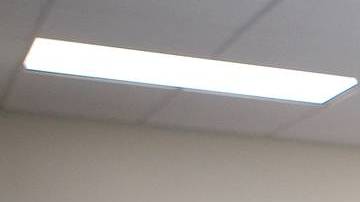 El farmacéutico Tim Riley es uno de los más de un millón de trabajadores que han continuado acudiendo en persona a sus trabajos para mantener activa la economía. (Sandy Bressner/Shaw Local)