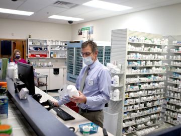 El farmacéutico Tim Riley es uno de los más de un millón de trabajadores que han continuado acudiendo en persona a sus trabajos para mantener activa la economía. (Sandy Bressner/Shaw Local)