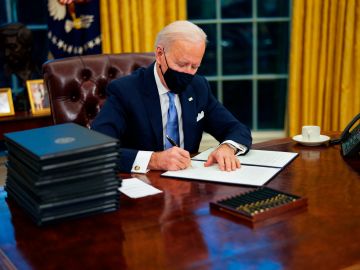 Washington (Usa), 19/01/2021.- US President Joe Biden signs executive order on Covid-19 during his first minutes in the Oval Office, in the White House, Washington, DC, USA, 20 January 2021, following his inauguration as 46th President of the United States of America. (Estados Unidos) EFE/EPA/Doug Mills / POOL