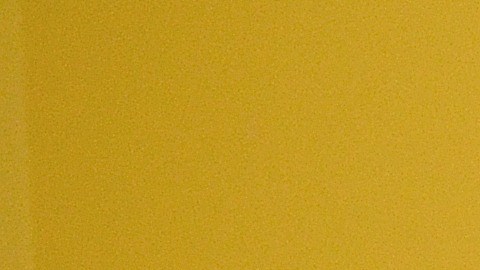 María Lucía Díaz recibe la primera dosis de la vacuna covid-19 en el Centro Médico Alivio en Pilsen. (Belhú Sanabria / La Raza)