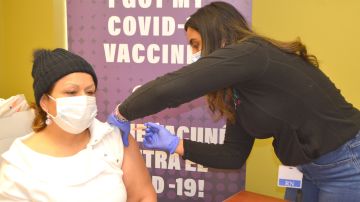 María Lucía Díaz recibe la primera dosis de la vacuna covid-19 en el Centro Médico Alivio en Pilsen. (Belhú Sanabria / La Raza)