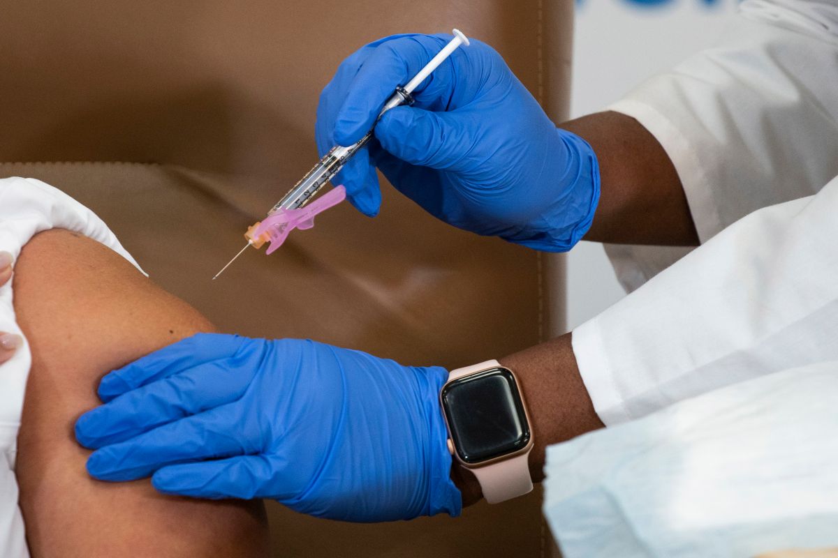 Paciente recibe la vacuna Moderna contra el COVID-19 en Valley Stream, Nueva York. 