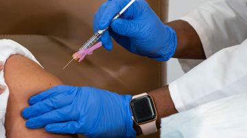Paciente recibe la vacuna Moderna contra el COVID-19 en Valley Stream, Nueva York.