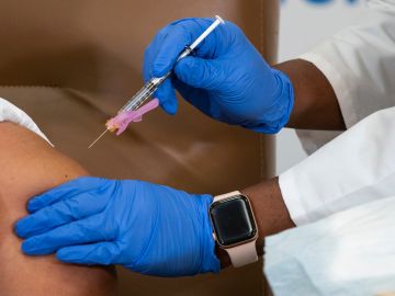 Paciente recibe la vacuna Moderna contra el COVID-19 en Valley Stream, Nueva York.