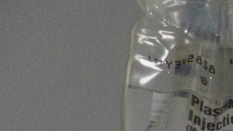 Los miembros del personal médico trabajan para instalar un circuito de ventilador en la garganta de un paciente por COVID-19 en una unidad de cuidados intensivos.