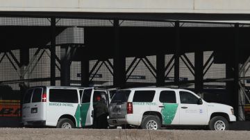 Agentes de la Patrulla Fronteriza en el Río Grande entre El Paso, estado de Texas, EE.UU., y Ciudad Juárez, estado de Chihuahua, México.