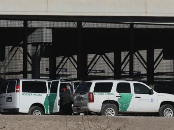 Agentes de la Patrulla Fronteriza en el Río Grande entre El Paso, estado de Texas, EE.UU., y Ciudad Juárez, estado de Chihuahua, México.