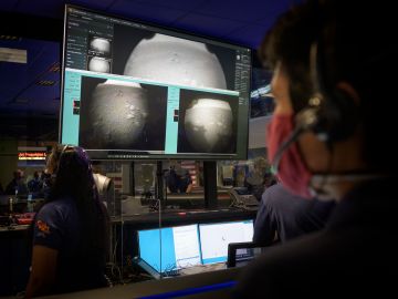 Miembros del equipo del rover Perseverance Mars de la NASA observan en el control de la misión cómo llegan las primeras imágenes.