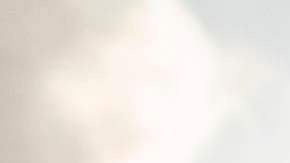 Escombros caídos del motor de un avión de United Airlines en el vecindario de Broomfield, en las afueras de Denver, Colorado.