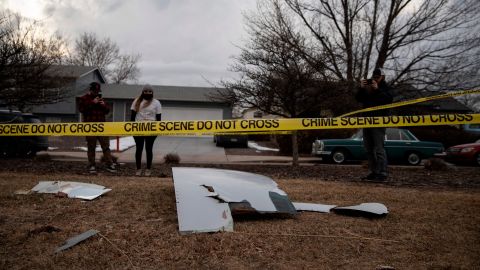 Escombros caídos del motor de un avión de United Airlines en el vecindario de Broomfield, en las afueras de Denver, Colorado.