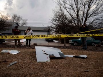 Escombros caídos del motor de un avión de United Airlines en el vecindario de Broomfield, en las afueras de Denver, Colorado.