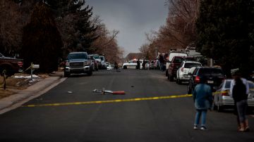 Escombros caídos del motor del avión de United Airlines en un vecindario de Broomfield, en las afueras de Denver.
