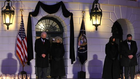 Momento de silencio al atardecer en el pórtico sur de la Casa Blanca el 22 de febrero de 2021 en Washington , DC. por las muertes debido al COVID-19