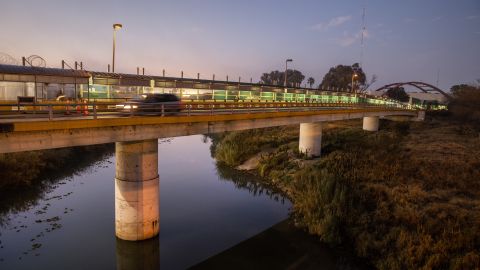 El Puente Internacional Gateway cruza el Río Grande en la frontera entre Estados Unidos y México