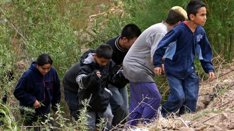 Las autoridades dijeron que los solicitantes de asilo no tenían dinero ni comida.