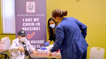 En el Centro Médico Alivio en Pilsen se aplican vacunas contra el covid-19 a personas elegibles. (Belhú Sanabria / La Raza)