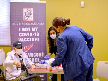 En el Centro Médico Alivio en Pilsen se aplican vacunas contra el covid-19 a personas elegibles. (Belhú Sanabria / La Raza)